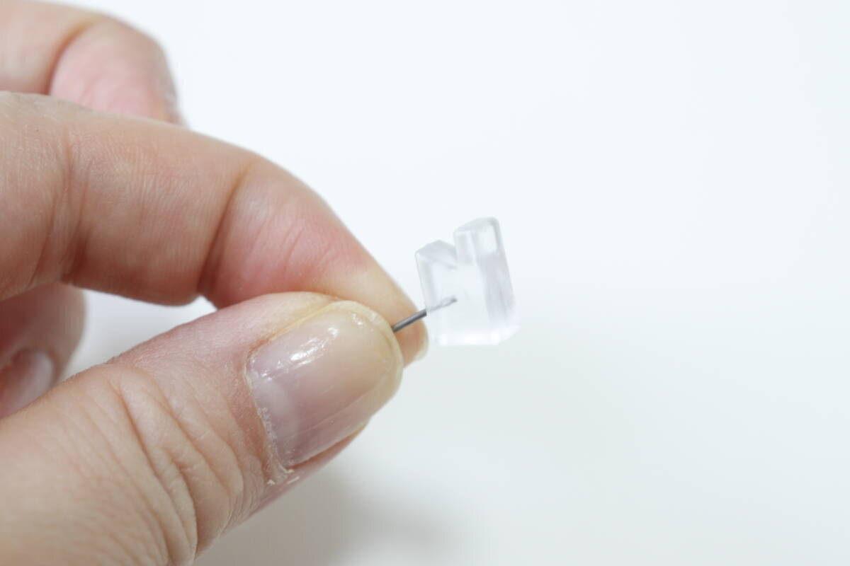 壁に直付ってアリかも…！100均で見つけた画鋲型フックで収納が変わる！小さな便利グッズ