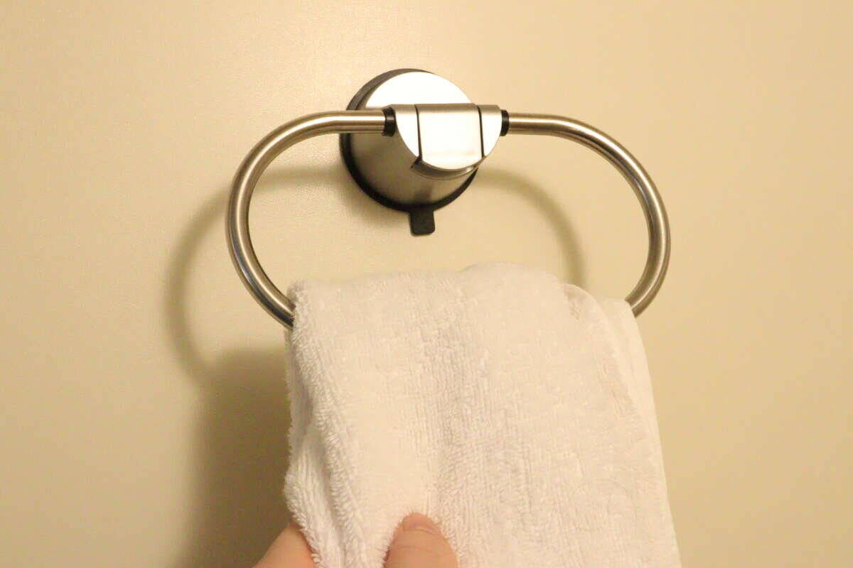 しれっと凄いもの出してる！「吸盤なのにざらざら面もいけんの？」高機能な100均便利グッズ