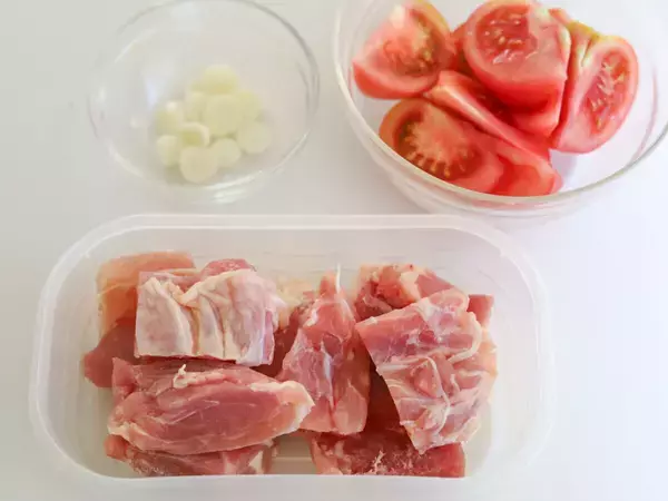 「なんで今までトマトいれなかったんだろ？」フライパン1つで簡単にできる！鶏肉のガリバタ炒め