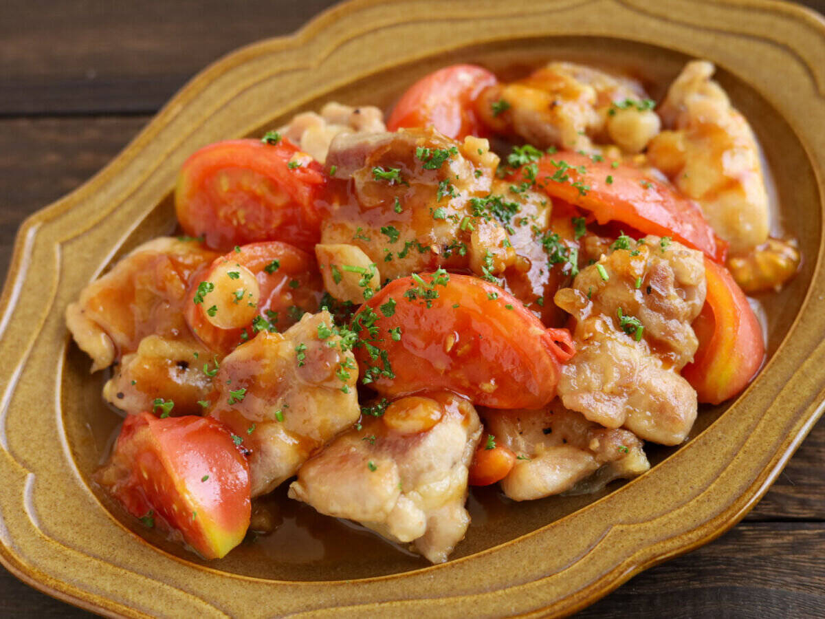 「なんで今までトマトいれなかったんだろ？」フライパン1つで簡単にできる！鶏肉のガリバタ炒め