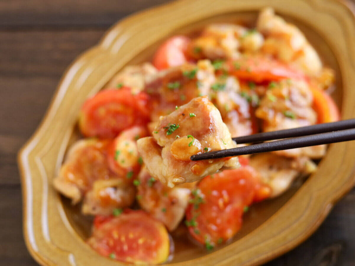 「なんで今までトマトいれなかったんだろ？」フライパン1つで簡単にできる！鶏肉のガリバタ炒め