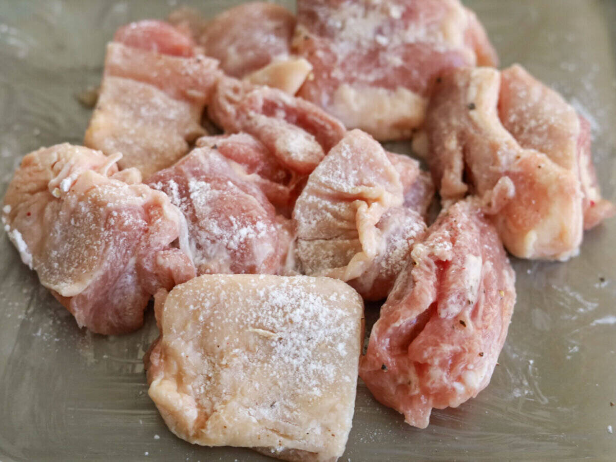 「なんで今までトマトいれなかったんだろ？」フライパン1つで簡単にできる！鶏肉のガリバタ炒め