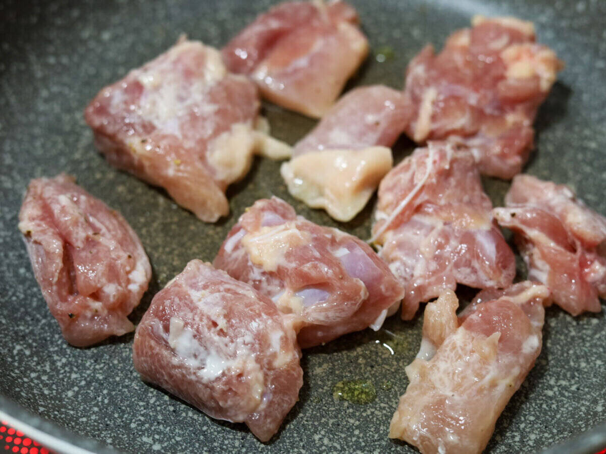 「なんで今までトマトいれなかったんだろ？」フライパン1つで簡単にできる！鶏肉のガリバタ炒め