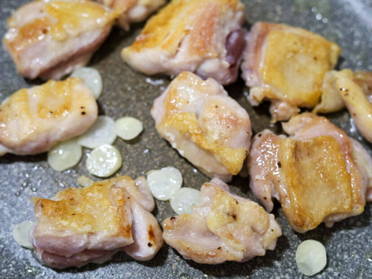 「なんで今までトマトいれなかったんだろ？」フライパン1つで簡単にできる！鶏肉のガリバタ炒め
