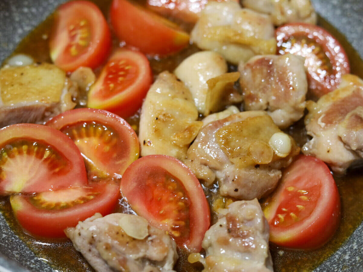 「なんで今までトマトいれなかったんだろ？」フライパン1つで簡単にできる！鶏肉のガリバタ炒め