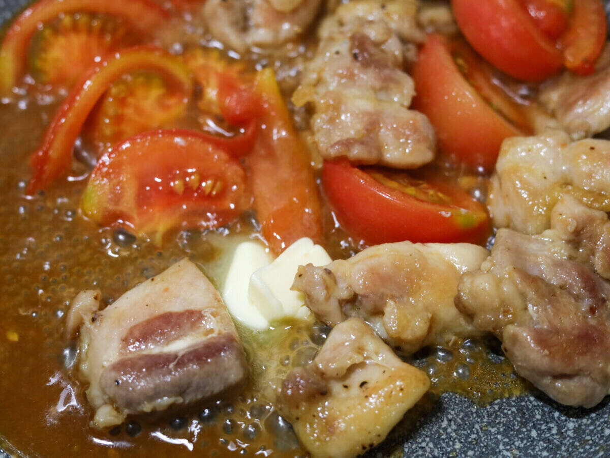 「なんで今までトマトいれなかったんだろ？」フライパン1つで簡単にできる！鶏肉のガリバタ炒め