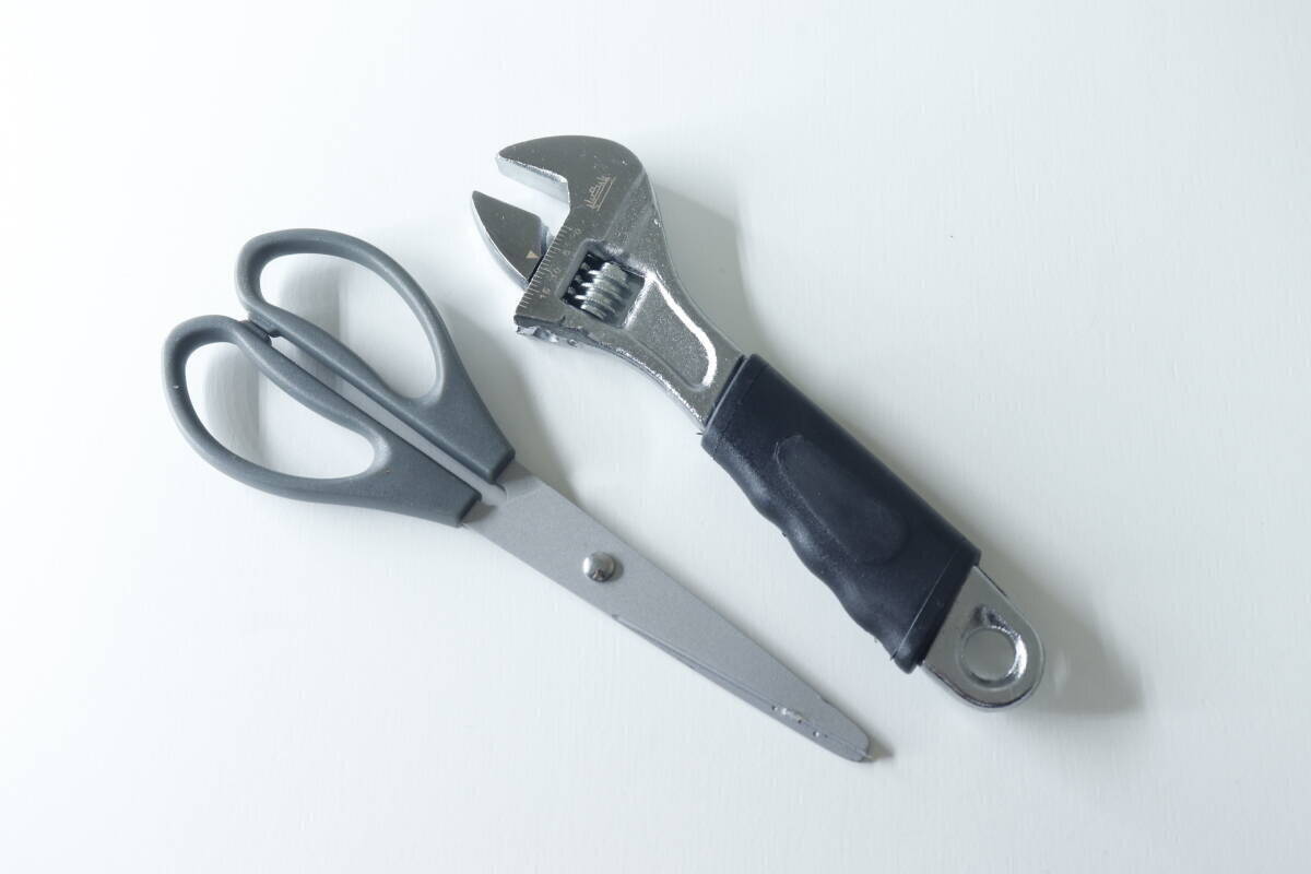 もう100均で充分なのでは…小さ目で収納に困らない！300円だけど本格的な工具