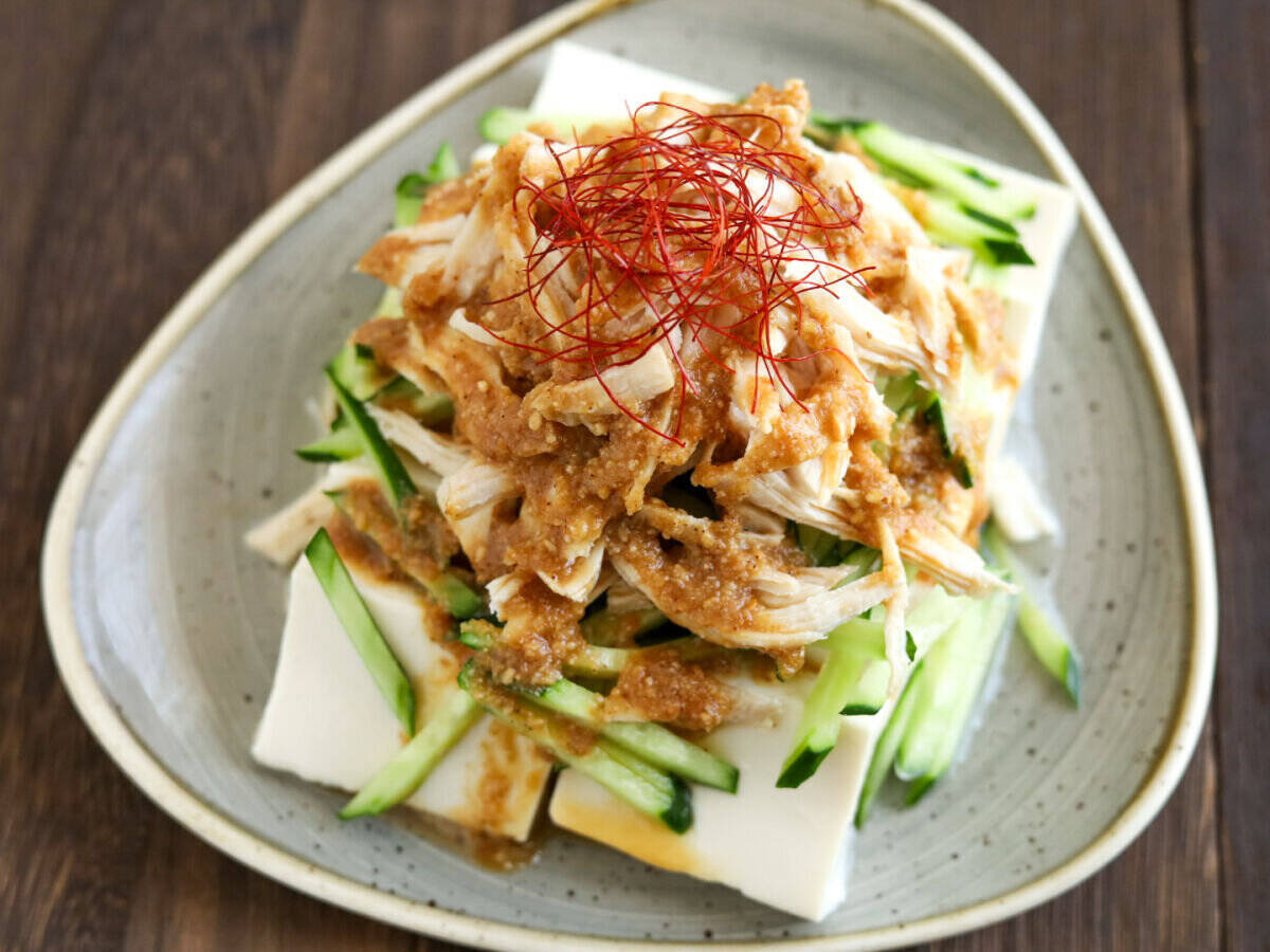 冷奴もメインになれる！練りごま不要の簡単ごまダレで！「棒々鶏のせ冷奴」のレシピ