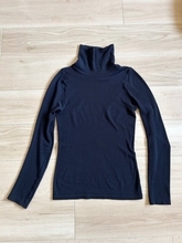 ユニクロでとりあえず買っとくべし！着膨れしらず♡あったか黒トップスで体型カバーコーデ