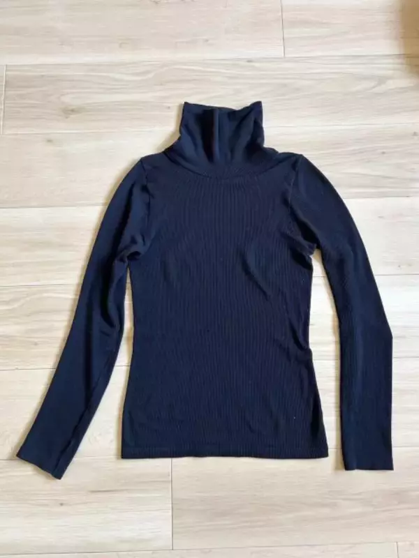 ユニクロでとりあえず買っとくべし！着膨れしらず♡あったか黒トップスで体型カバーコーデ