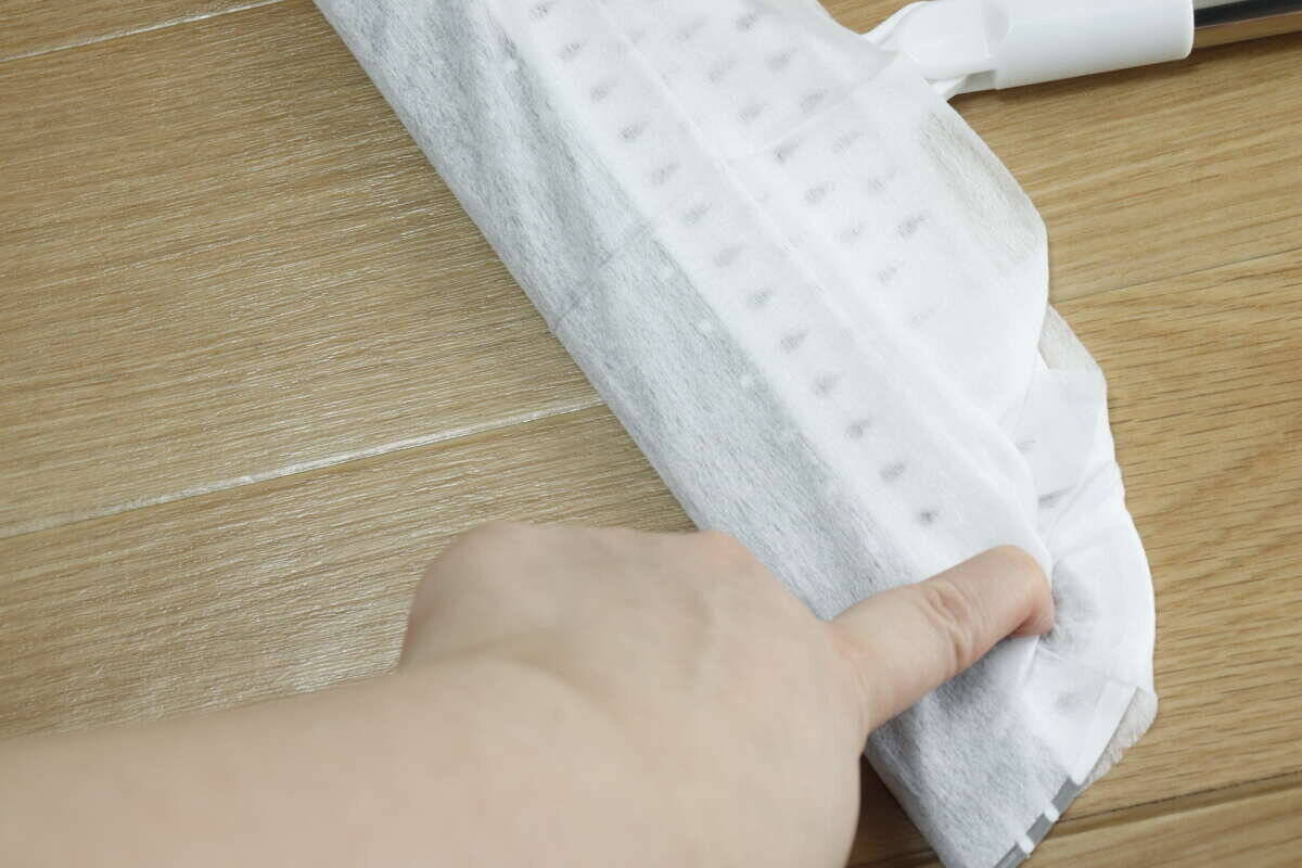 髪の毛も水もすいすい集められる！100均のおすすめ万能ほうき