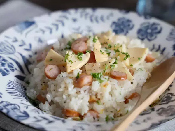 「たけのこごはんの最適解見つけた！」炊飯器で炊くだけ！たけのことソーセージの白だしピラフ