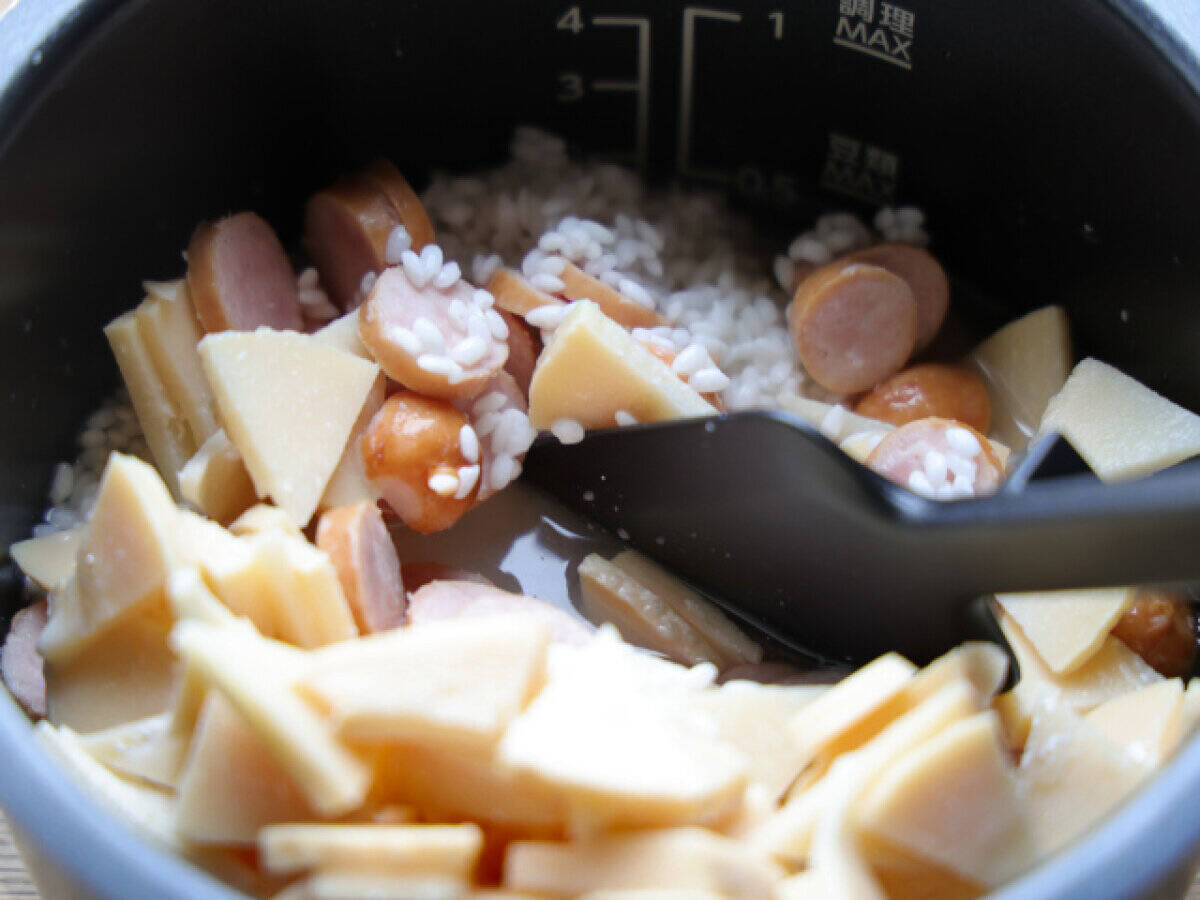 「たけのこごはんの最適解見つけた！」炊飯器で炊くだけ！たけのことソーセージの白だしピラフ