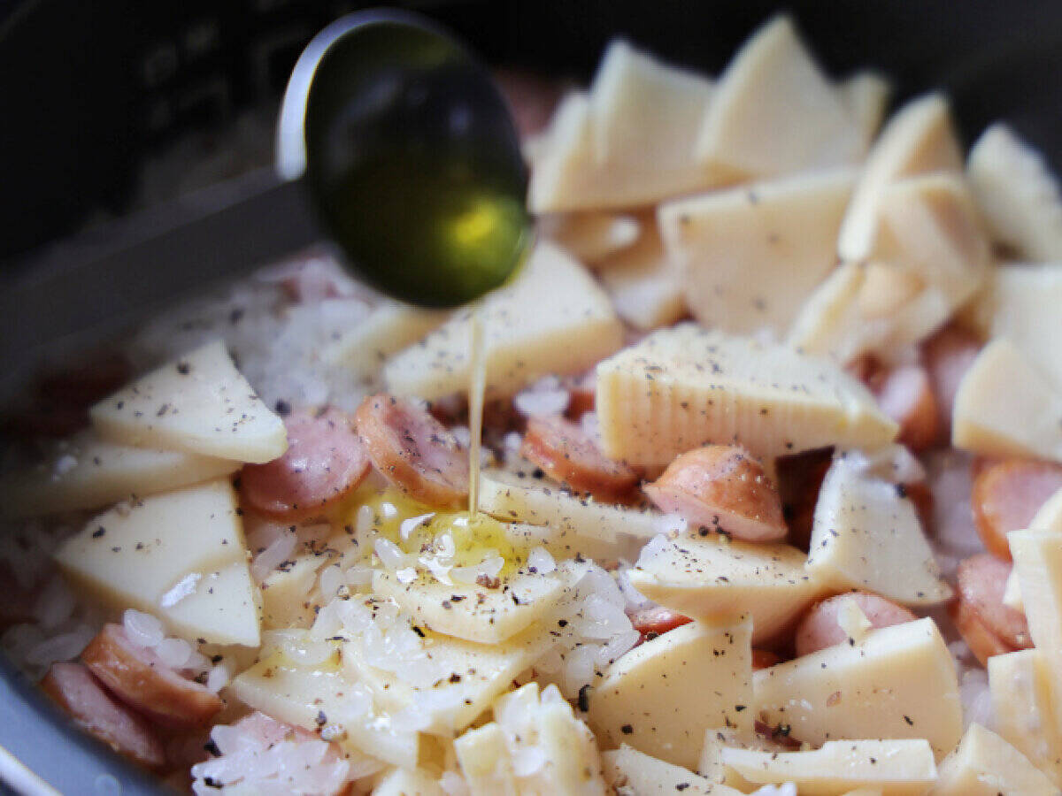「たけのこごはんの最適解見つけた！」炊飯器で炊くだけ！たけのことソーセージの白だしピラフ
