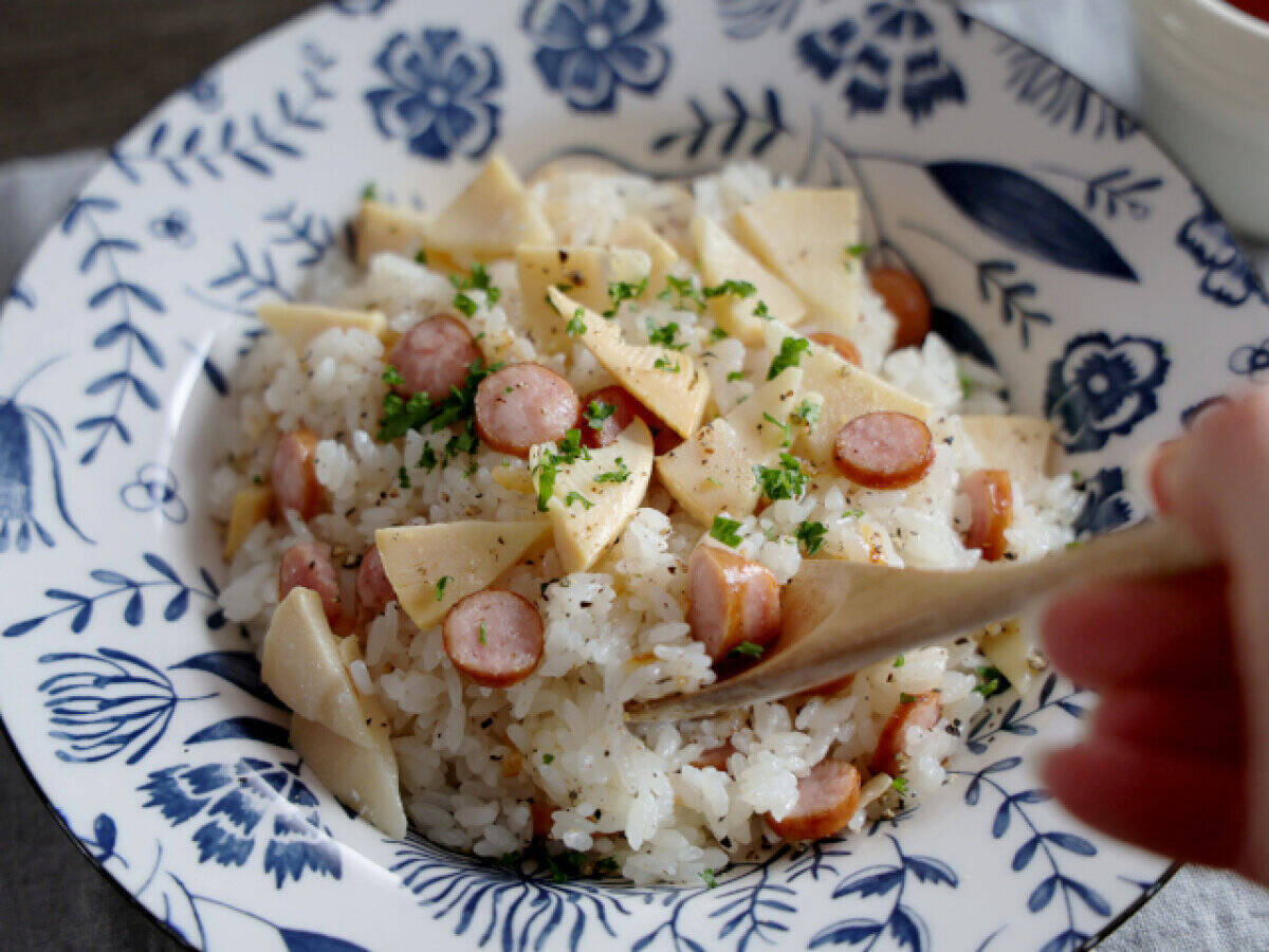 「たけのこごはんの最適解見つけた！」炊飯器で炊くだけ！たけのことソーセージの白だしピラフ