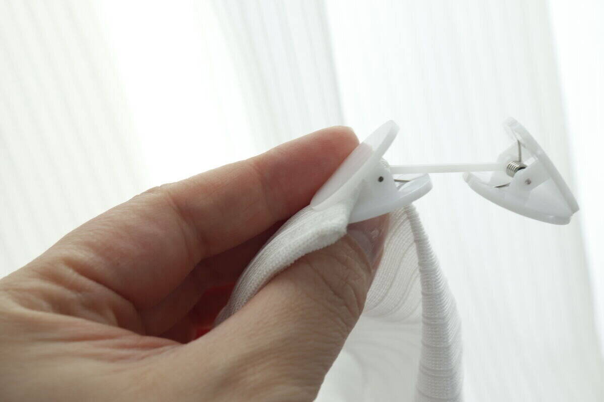100均コラボがまた発明品生み出した！「窓開けたいけど丸見えは嫌…」お悩み解決クリップ