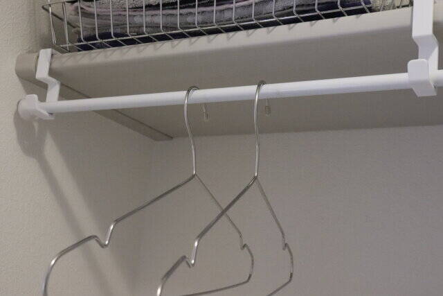 ダイソーさん天才では…？ずっともったいないと思ってたスペースを活用できる画期的フック
