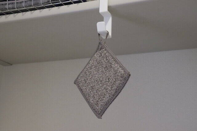 ダイソーさん天才では…？ずっともったいないと思ってたスペースを活用できる画期的フック