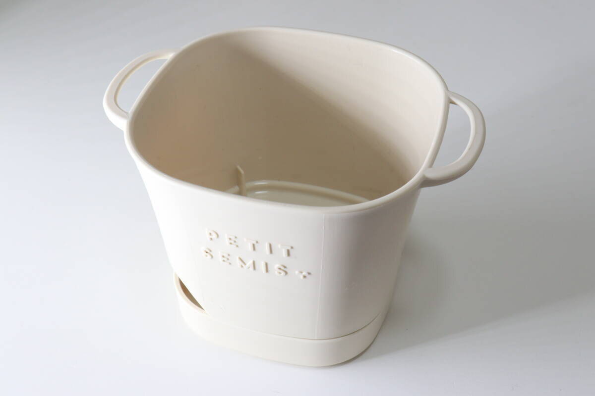 穴がいい仕事してくれます！大惨事を防げる100均の園芸グッズ