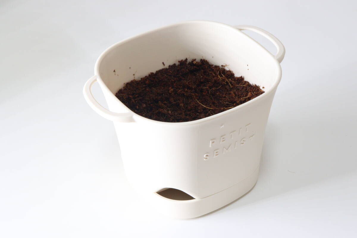 穴がいい仕事してくれます！大惨事を防げる100均の園芸グッズ