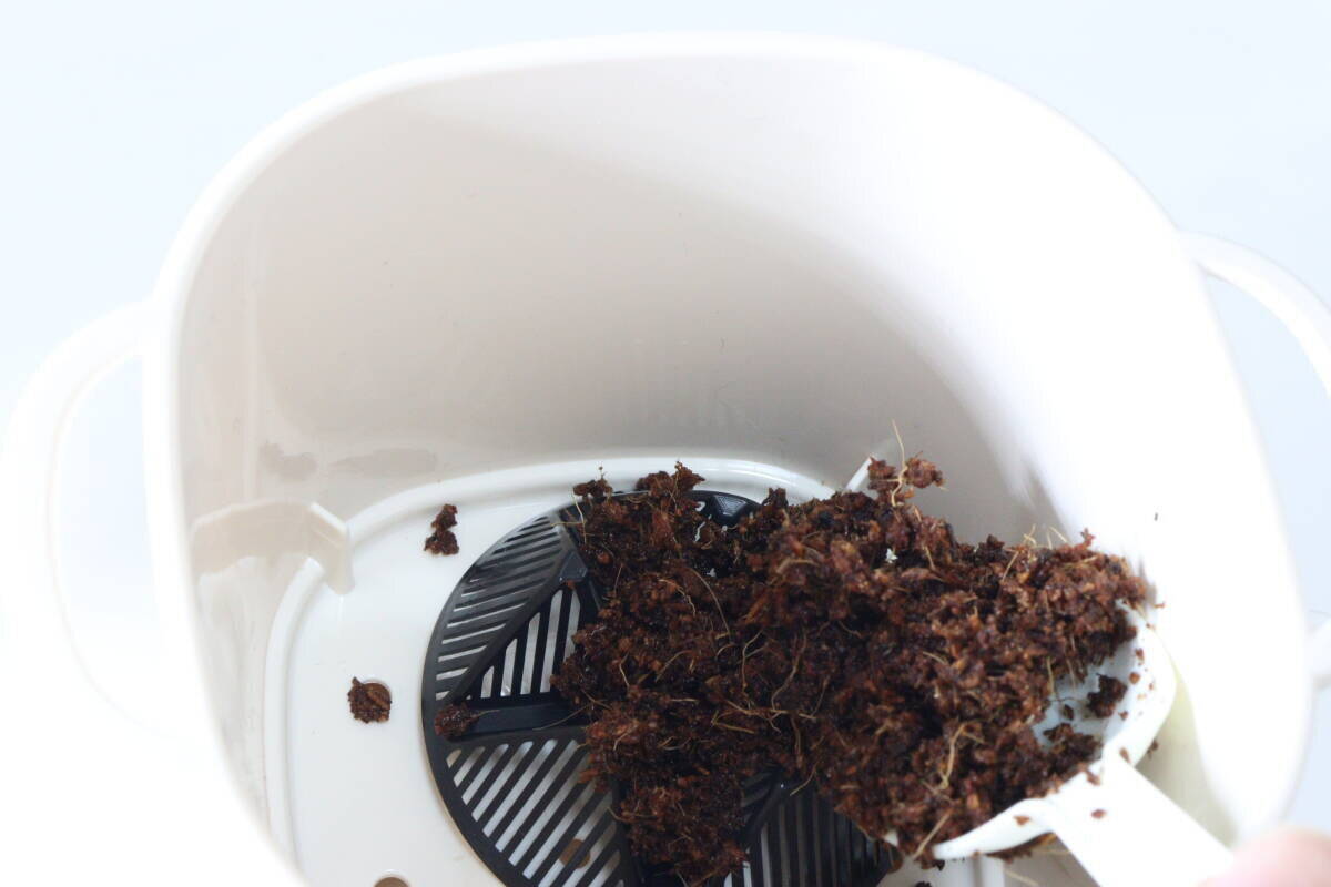 穴がいい仕事してくれます！大惨事を防げる100均の園芸グッズ