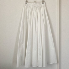 ちょっとのコツで野暮った見え回避！1点投入で垢抜ける♡大人の白スカートNG＆OKコーデ