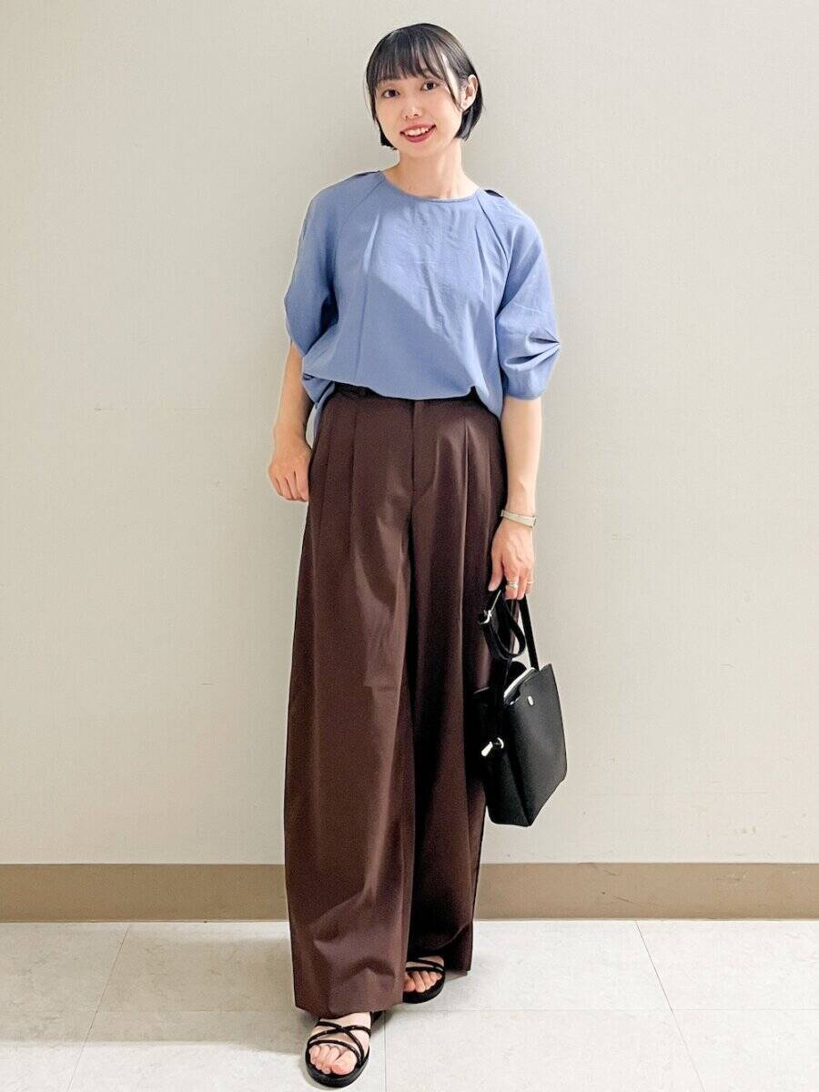 ブルーブラウス×ワイドパンツが好バランス♡フェミニンクールな夏の涼しげコーデ5選