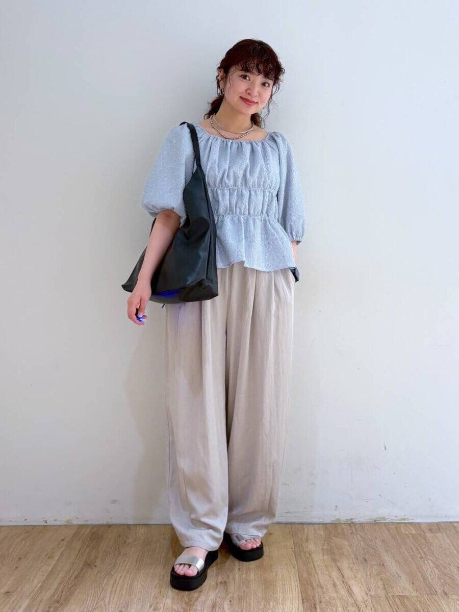 ブルーブラウス×ワイドパンツが好バランス♡フェミニンクールな夏の涼しげコーデ5選