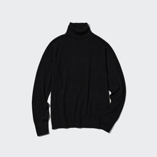 もはや1人1着必須かも！？ユニクロの万能黒タートルで好バランスな着こなし4選