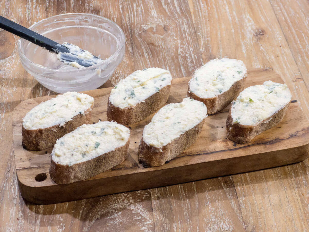 簡単なのに華やか！エディブルフラワーのタルティーヌ