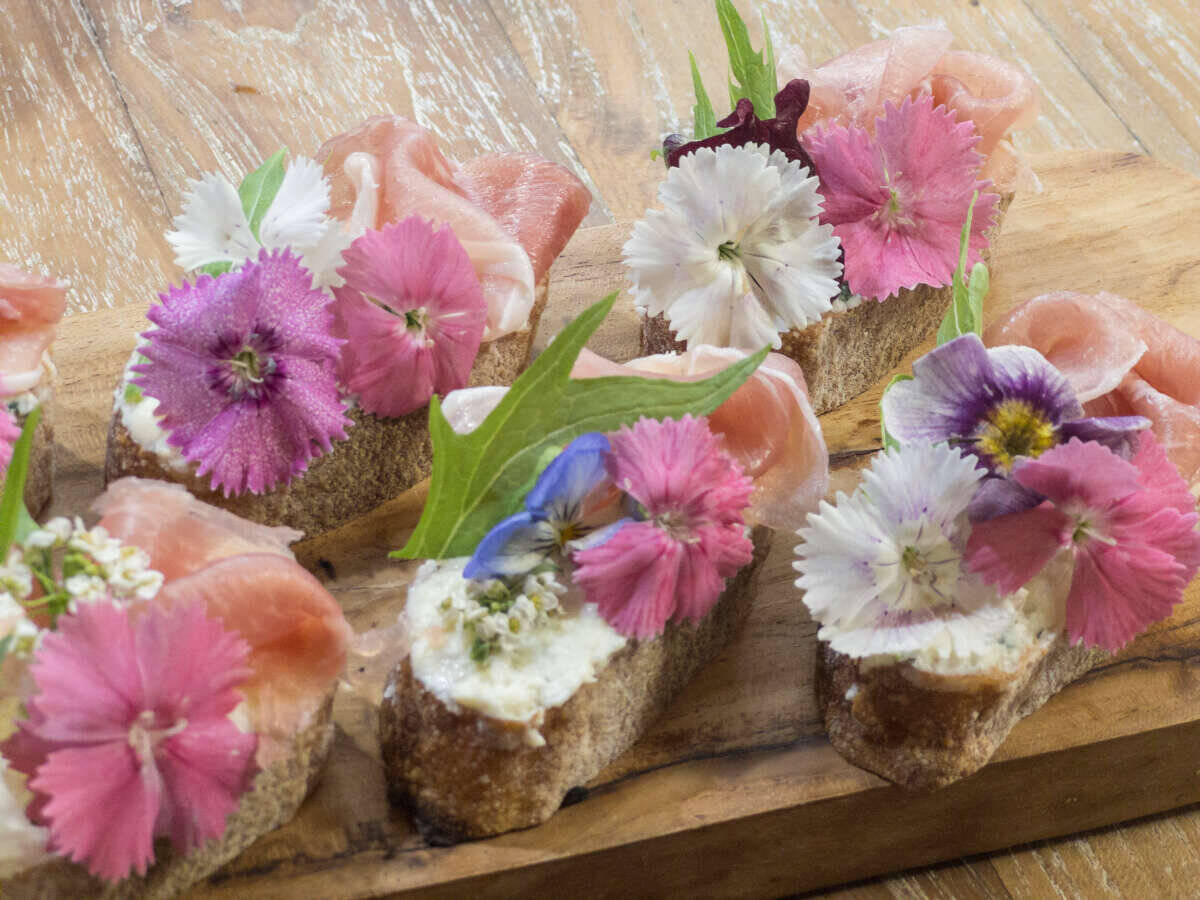 簡単なのに華やか！エディブルフラワーのタルティーヌ