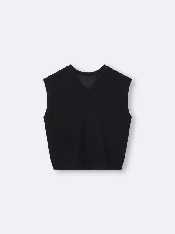 可愛くて着やせも叶うのに2千円以下で買えちゃうの？！GUの黒トップスが控えめに言って最高♡