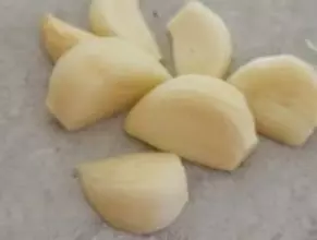 食材たった2つでこんなに美味しいなんて！和田明日香さん「にんにく山のもも肉」を作ってみた！