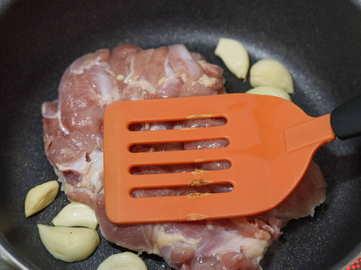 食材たった2つでこんなに美味しいなんて！和田明日香さん「にんにく山のもも肉」を作ってみた！