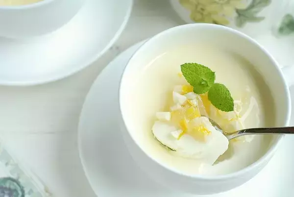 レンチンして混ぜるだけ！ざく切りレモンソースでさっぱり美味しい♡簡単レアチーズケーキ