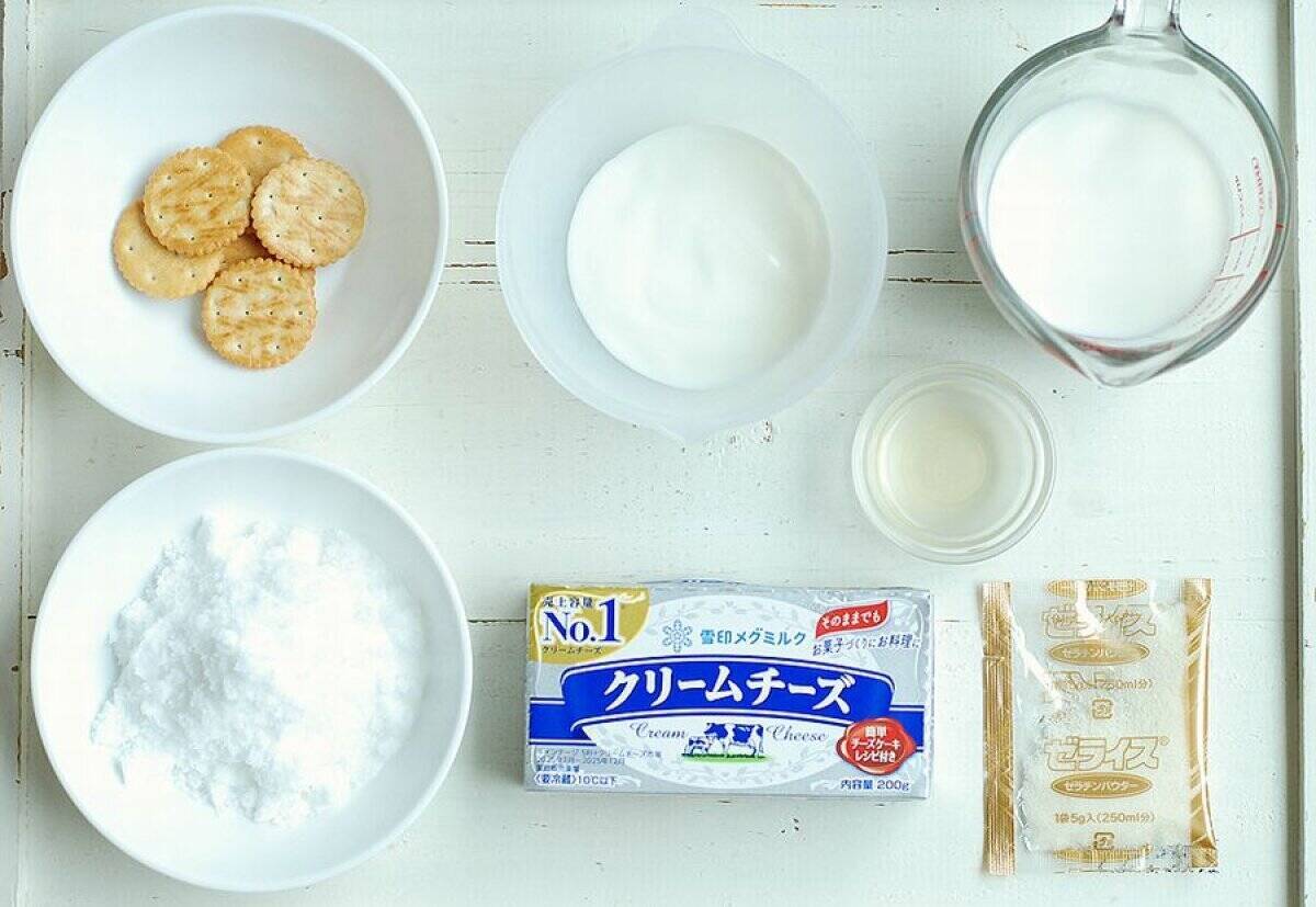 レンチンして混ぜるだけ！ざく切りレモンソースでさっぱり美味しい♡簡単レアチーズケーキ