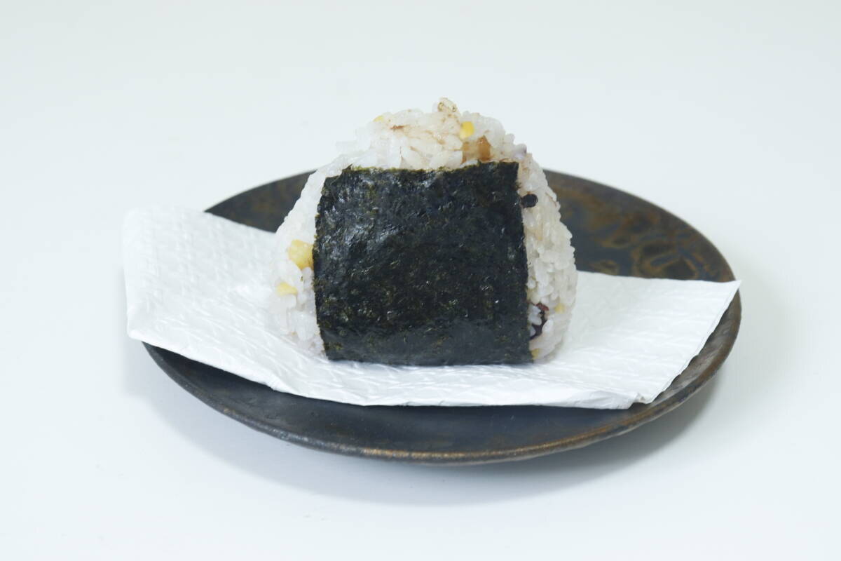 もっと早く買うべきだった…後片付けが圧倒的に楽！皿洗いが楽になる100均の実用的な紙