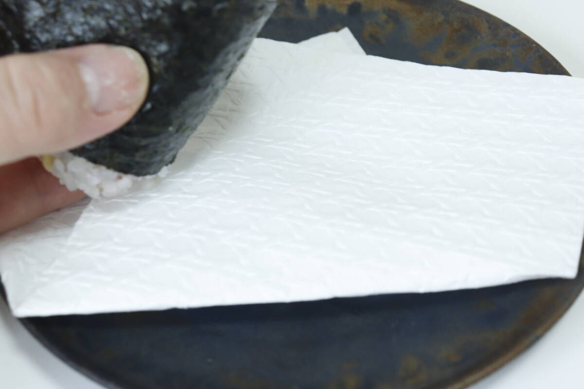 もっと早く買うべきだった…後片付けが圧倒的に楽！皿洗いが楽になる100均の実用的な紙