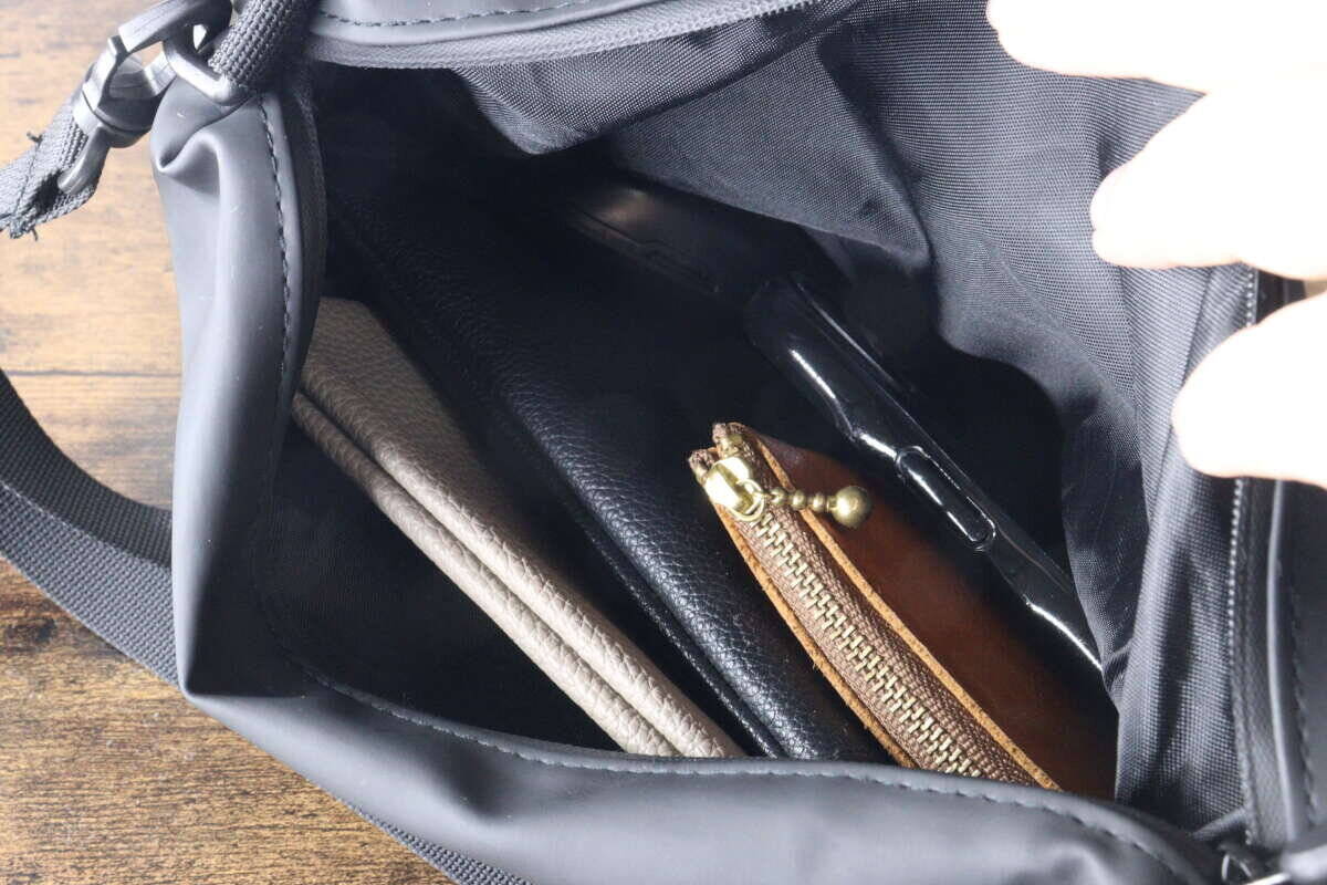 「それ100均なの？」って驚かれる！お値段以上にしっかり高見え！シンプル黒バッグ