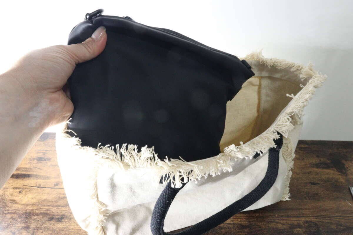 「それ100均なの？」って驚かれる！お値段以上にしっかり高見え！シンプル黒バッグ