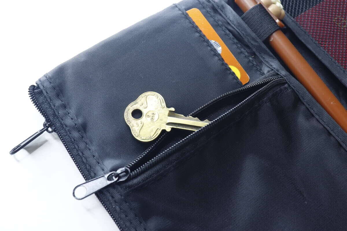 100均の新作が人気出そう！これってもはやポーチでは…？収納力オバケな優秀ケース