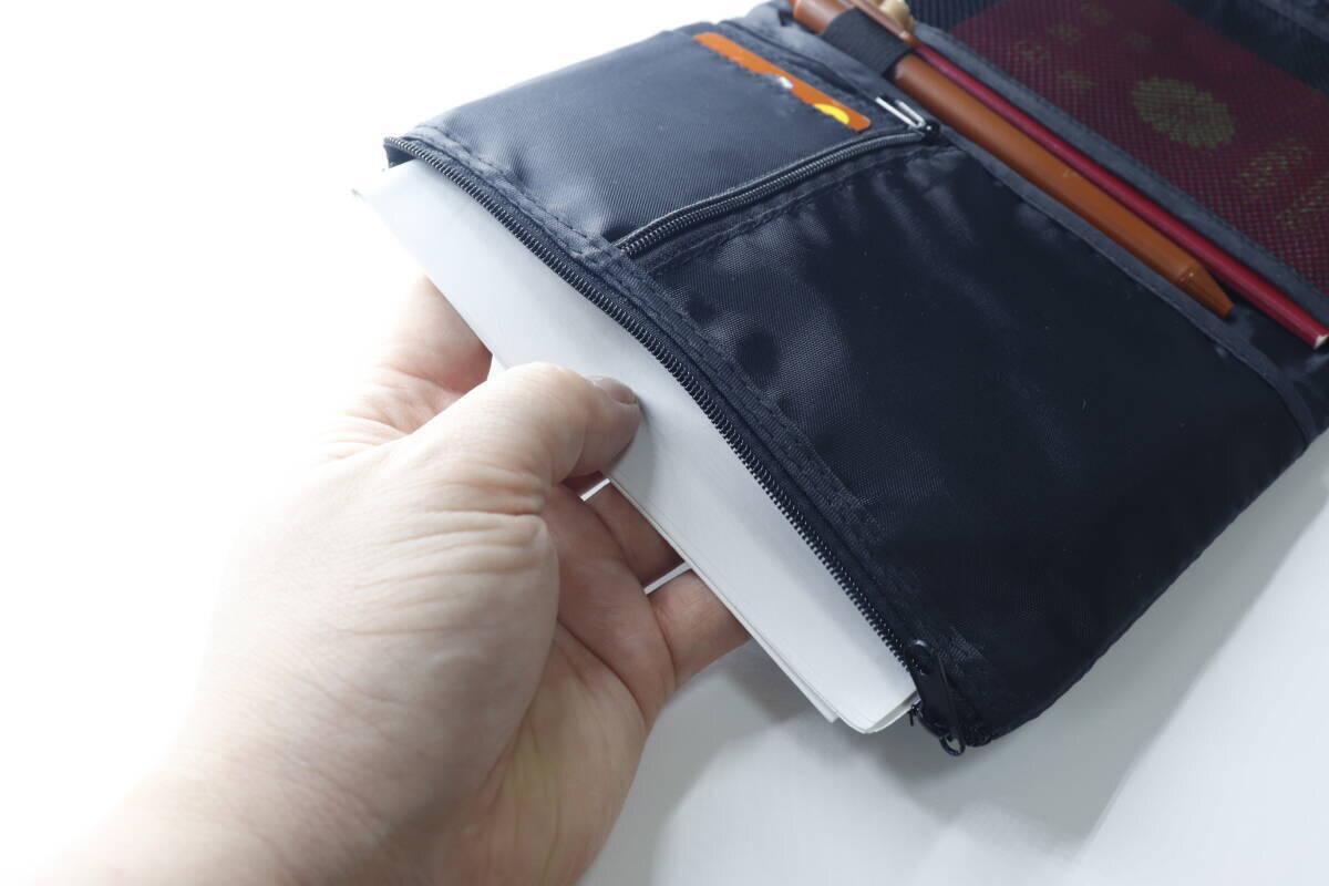 100均の新作が人気出そう！これってもはやポーチでは…？収納力オバケな優秀ケース