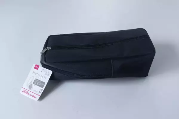 100均のこれ驚いたわ！ファスナーを開けると…？ブランド品の1／3以下で買えるペンケース