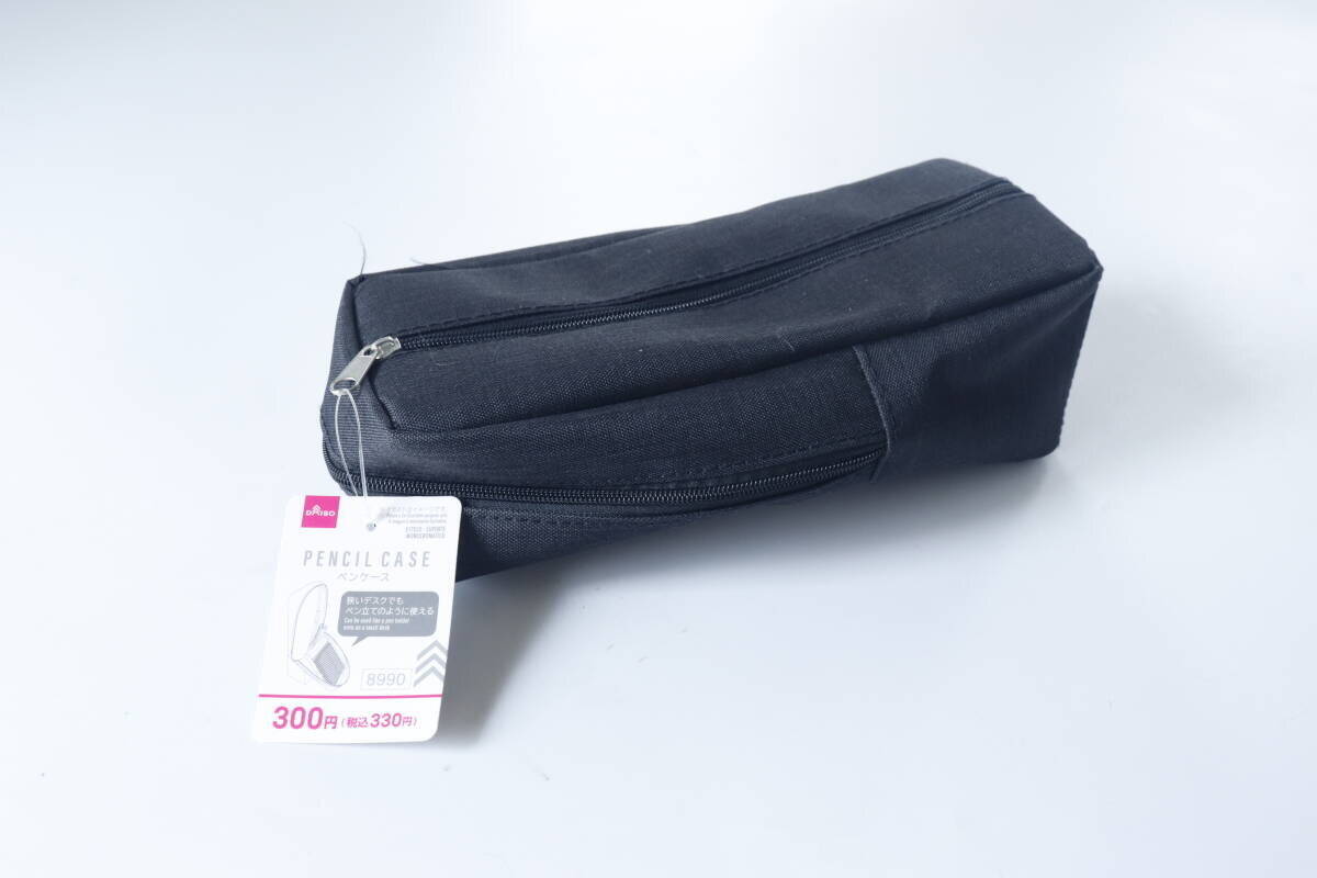 100均のこれ驚いたわ！ファスナーを開けると…？ブランド品の1／3以下で買えるペンケース