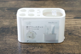 100均の穴だらけな「箱」が優秀！「置き場所なくて困ってた…」ケアグッズもおさまるスタンド