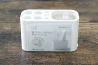 100均の穴だらけな「箱」が優秀！「置き場所なくて困ってた…」ケアグッズもおさまるスタンド