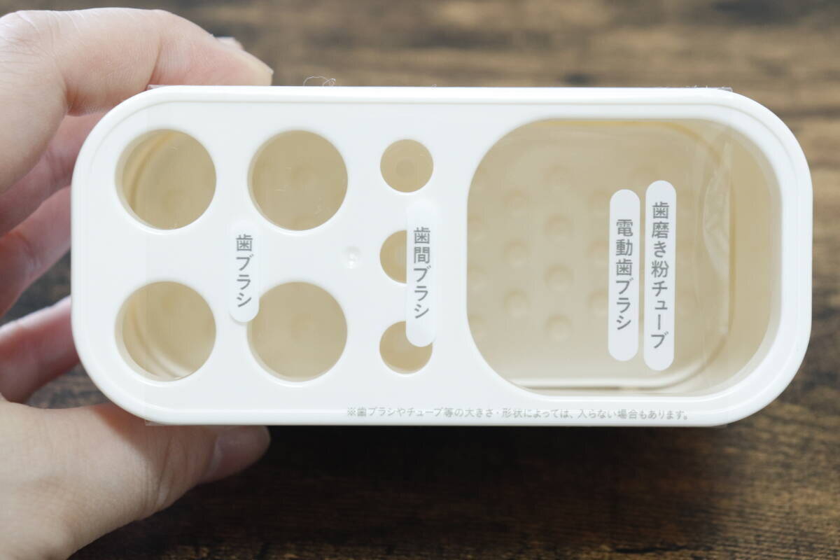 100均の穴だらけな「箱」が優秀！「置き場所なくて困ってた…」ケアグッズもおさまるスタンド