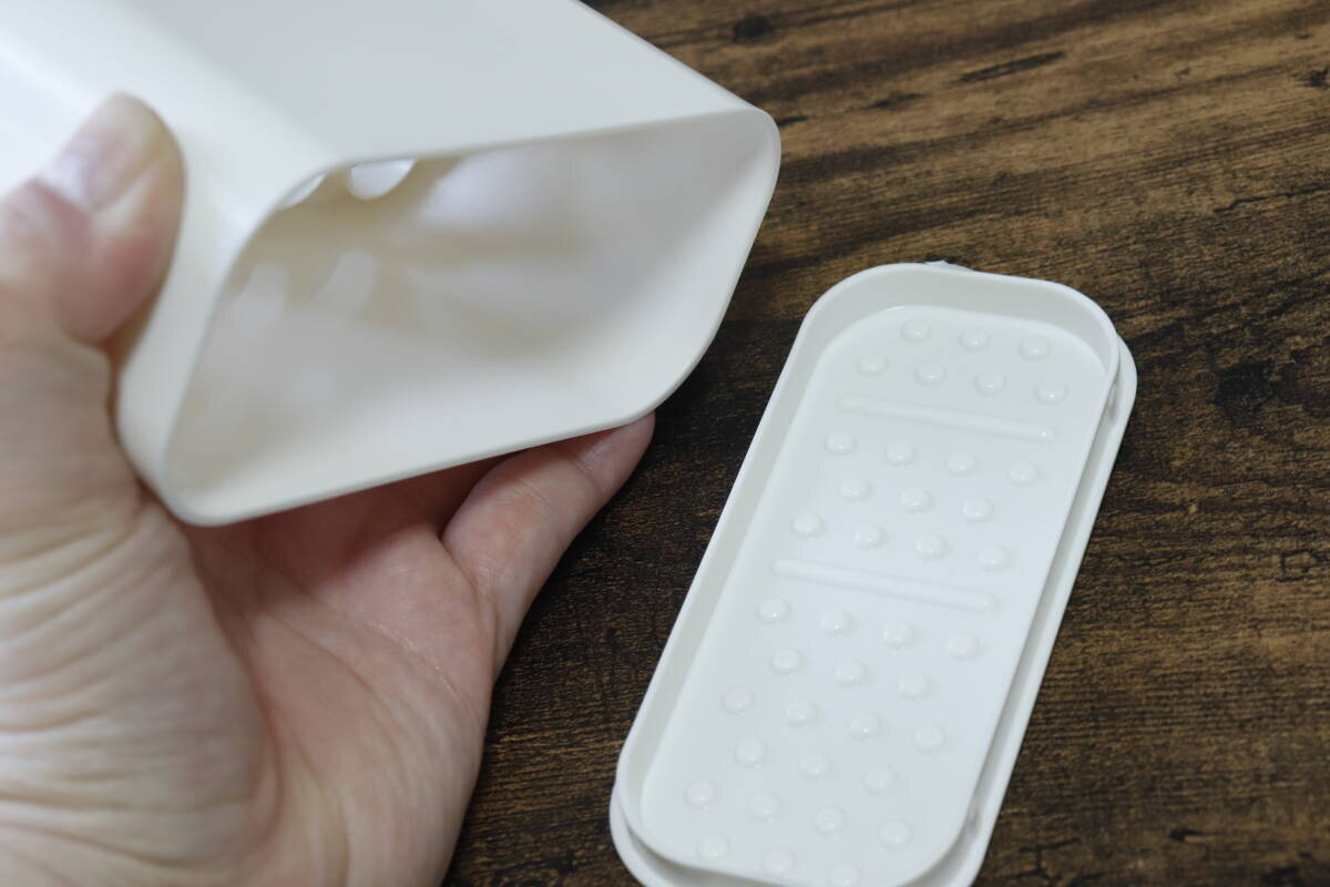 100均の穴だらけな「箱」が優秀！「置き場所なくて困ってた…」ケアグッズもおさまるスタンド