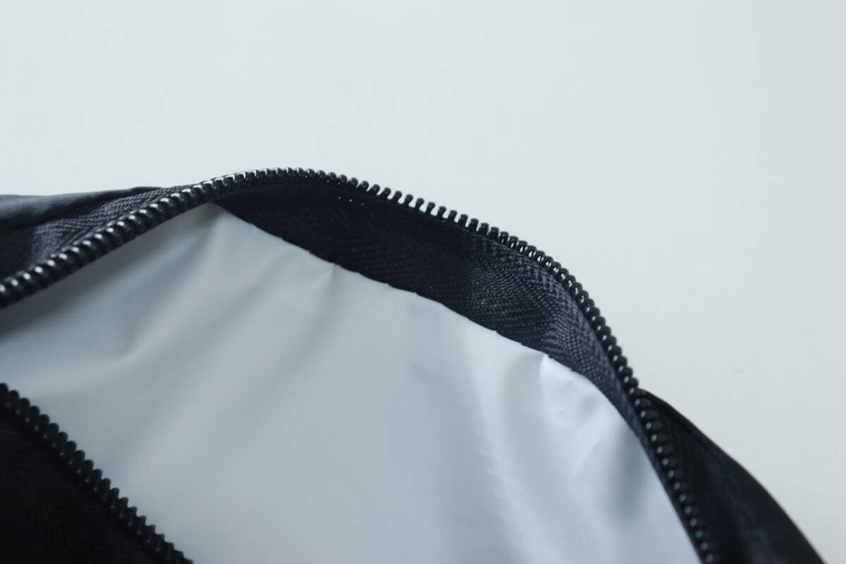 100均で理想形を見つけた！ファスナー開けて即買い決定！ありそうでなかった黒ポーチ