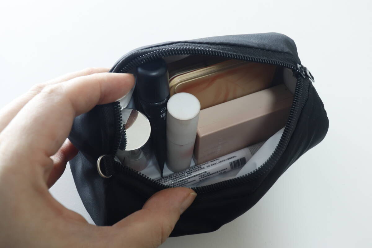 100均で理想形を見つけた！ファスナー開けて即買い決定！ありそうでなかった黒ポーチ